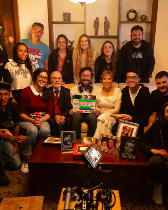 Consuelo Luzardo, Kepa Amuchástegui, Víctor Quesada y el equipo de Manual de matrimonio a los 70's