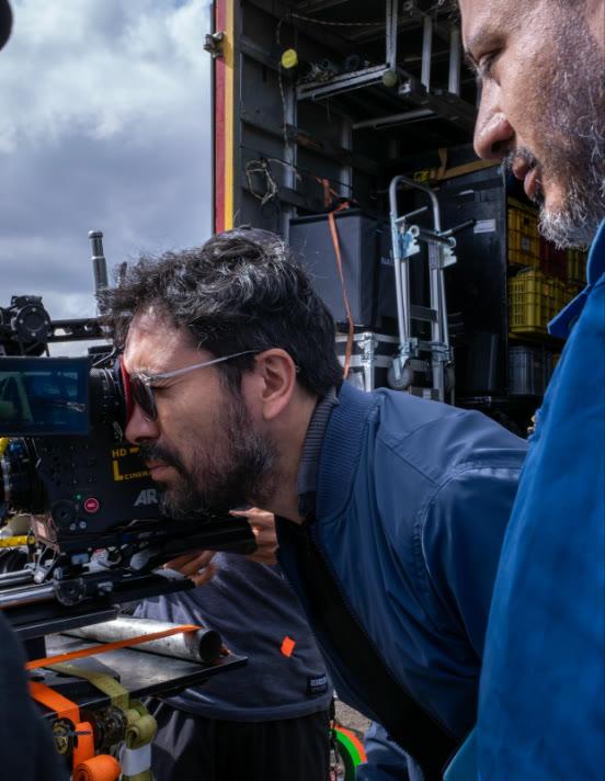 Víctor mirando por el visor de una cámara ARRI