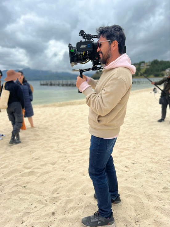 Víctor con la cámara en la playa