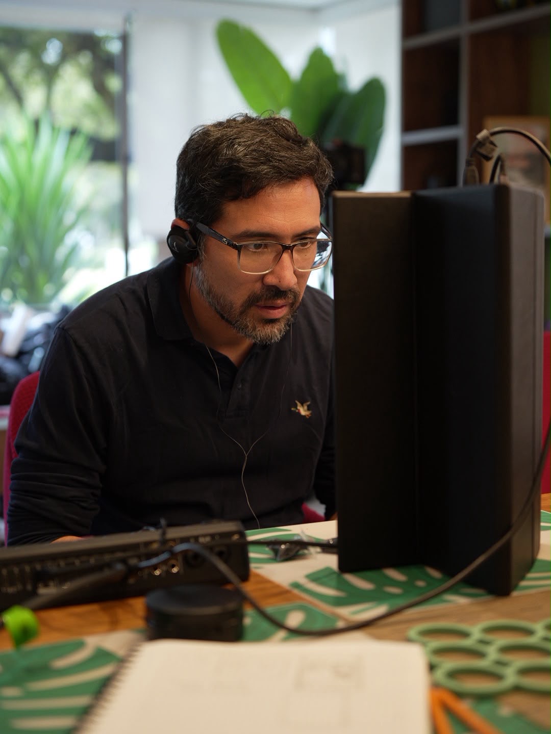 Víctor mirando el monitor durante un rodaje