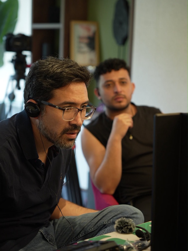 Víctor dirigiendo frente al monitor con un actor